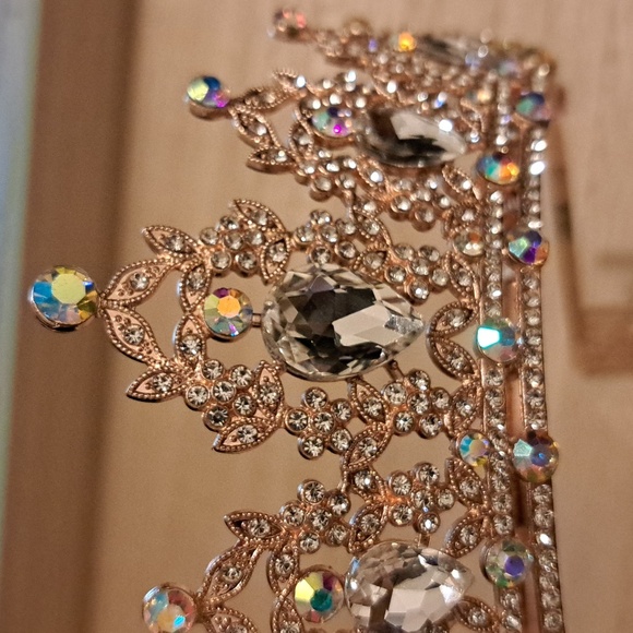 NWOT Gorgeous Goddess Super Sparkly Tiara Rose Gold Color - Picture 3 of 4
